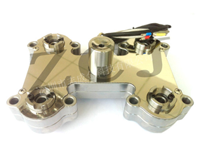 Two-in-one high-light material runner plate without dead angle